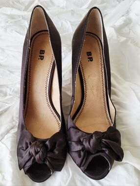 Women's Chocolate Brown Peep-Toe Knot Satin Pumps In Size 8.5